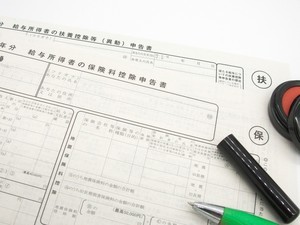 配偶者控除の適用条件とは？配偶者特別控除との違いや計算方法を紹介 