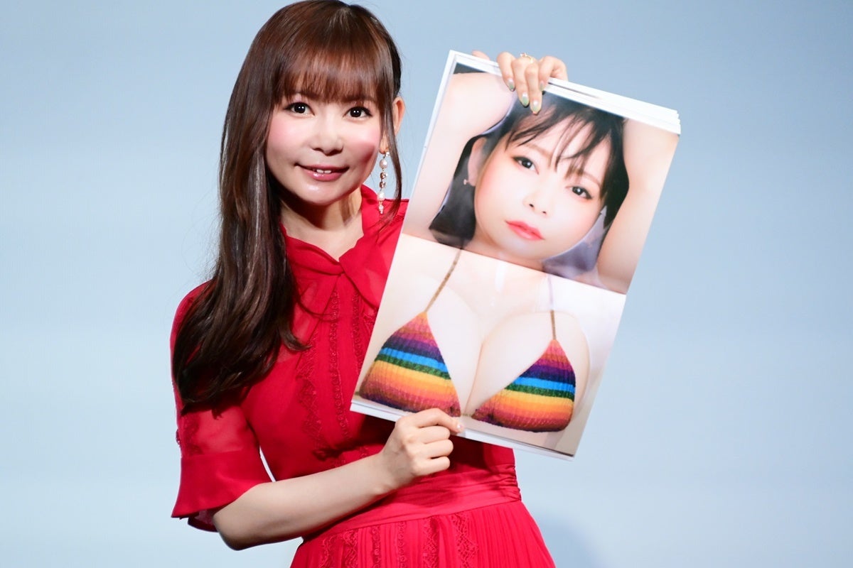 中川翔子、手ブラショットで「限界突破」 20周年記念写真集は「100億点」 | マイナビニュース