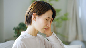 梅雨時期に起こりやすい頭痛… 専門医が教える予防策や対処法とは?