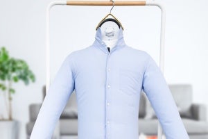アイロンなしでシャツのシワを伸ばすハンガー型乾燥機 - サンコー
