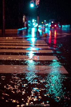 【エモい!】雨天時の横断歩道に反射した信号のブルーが、まるで宝石! -「とても綺麗です…!」「雨が好きになりそう」「いや、大好きだーーーッ!!!」
