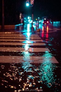 【エモい!】雨天時の横断歩道に反射した信号のブルーが、まるで宝石! -「とても綺麗です…!」「雨が好きになりそう」「いや、大好きだーーーッ!!!」