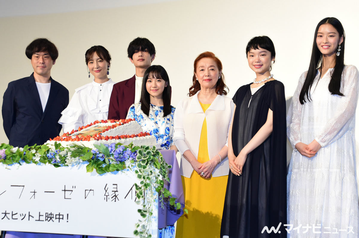 左から狩山俊輔監督、生田智子、高橋恭平、芦田愛菜、宮本信子、古川琴音、汐谷友希