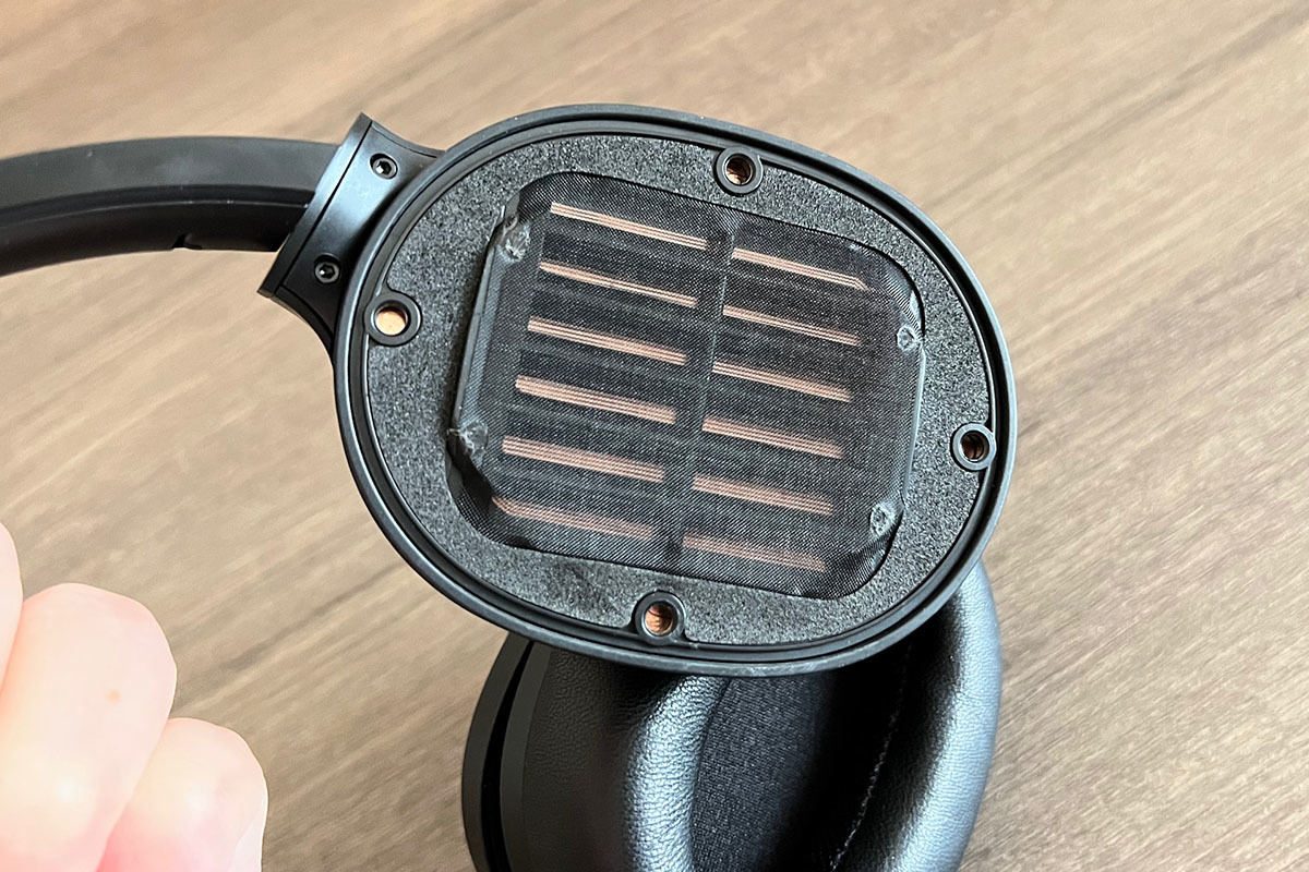平面ドライバヘッドホン新時代! 無線でも繊細な「STAX SPIRIT S3