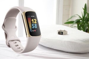 ドウシシャ、Fitbitを活用したウェルネスパッケージを提供 - 第1弾は枕とのセット
