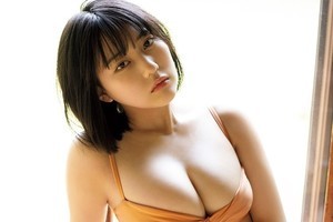 田中美久、美谷間あらわな和洋折衷グラビア　豊永阿紀の爽やか水着姿も