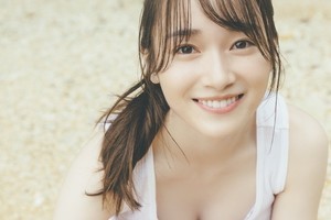 櫻坂46守屋麗奈、美谷間のぞくタンクトップ姿　1st写真集先行カット公開