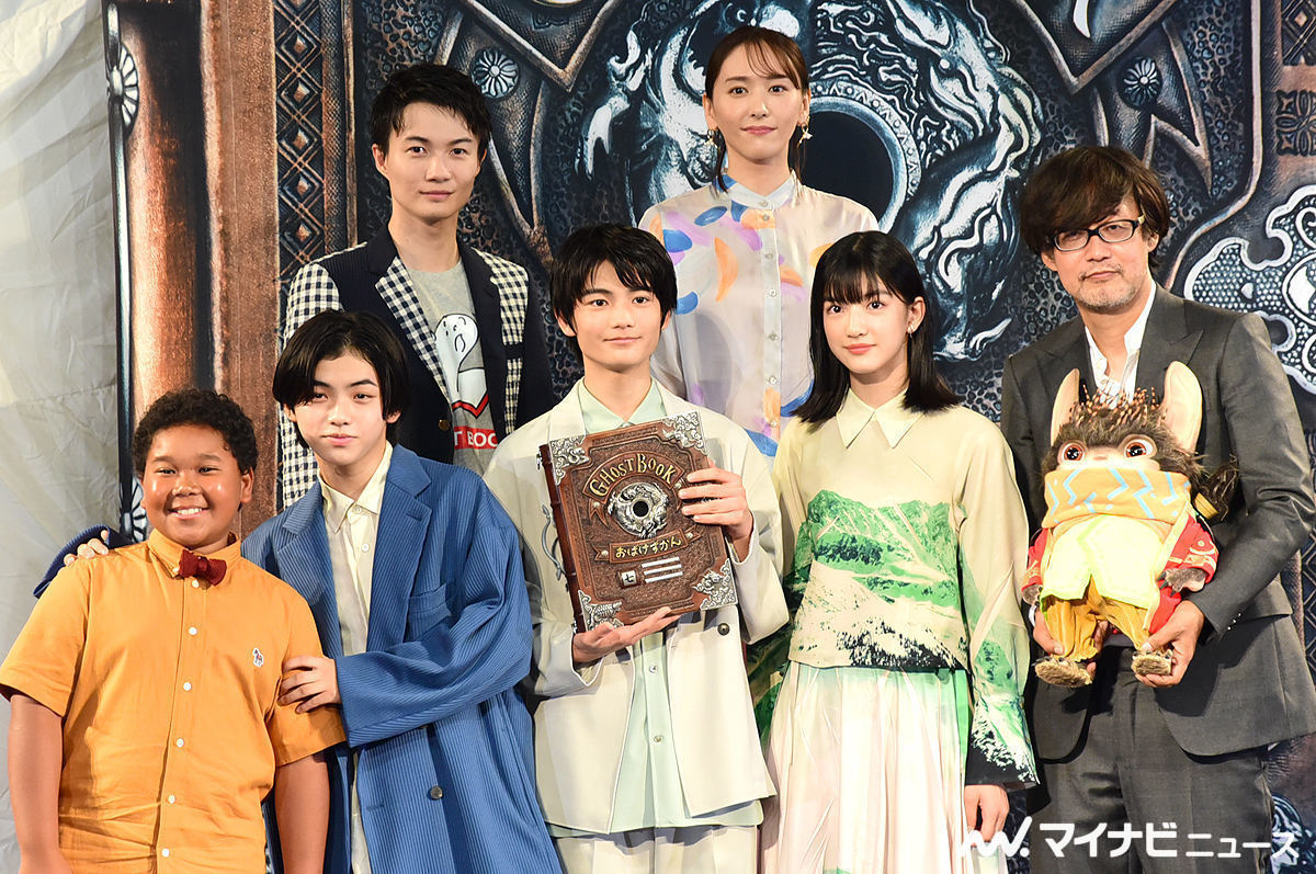 前列左からサニーマックレンドン、柴崎楓雅、城桧吏、吉村文香、山崎貴監督。後列左から神木隆之介、新垣結衣