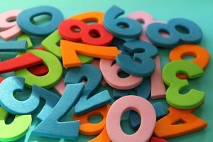 以上とは? その数字も含むか、記号や英語、以下・超える・未満の意味も解説