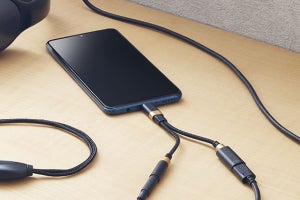 スマホを充電しながらイヤホンで聴けるハイレゾ対応USB-C変換ケーブル