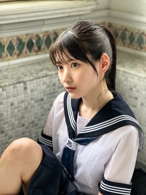 真面目な正統派アイドルの隙」小鳥遊るいが濡れ制服ランジェリー姿で美