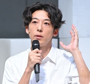 高橋一生、難易度高い1人舞台をこなす姿に演出家が絶賛「腹立たしいほど…｣