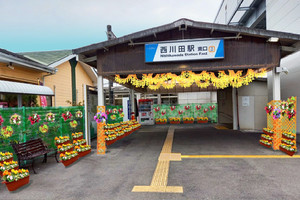 東武宇都宮線、西川田駅などスポーツ大会を盛り上げるため花で装飾