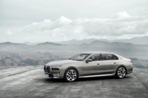 初の電気自動車が登場! BMWが新型「7シリーズ」を発売