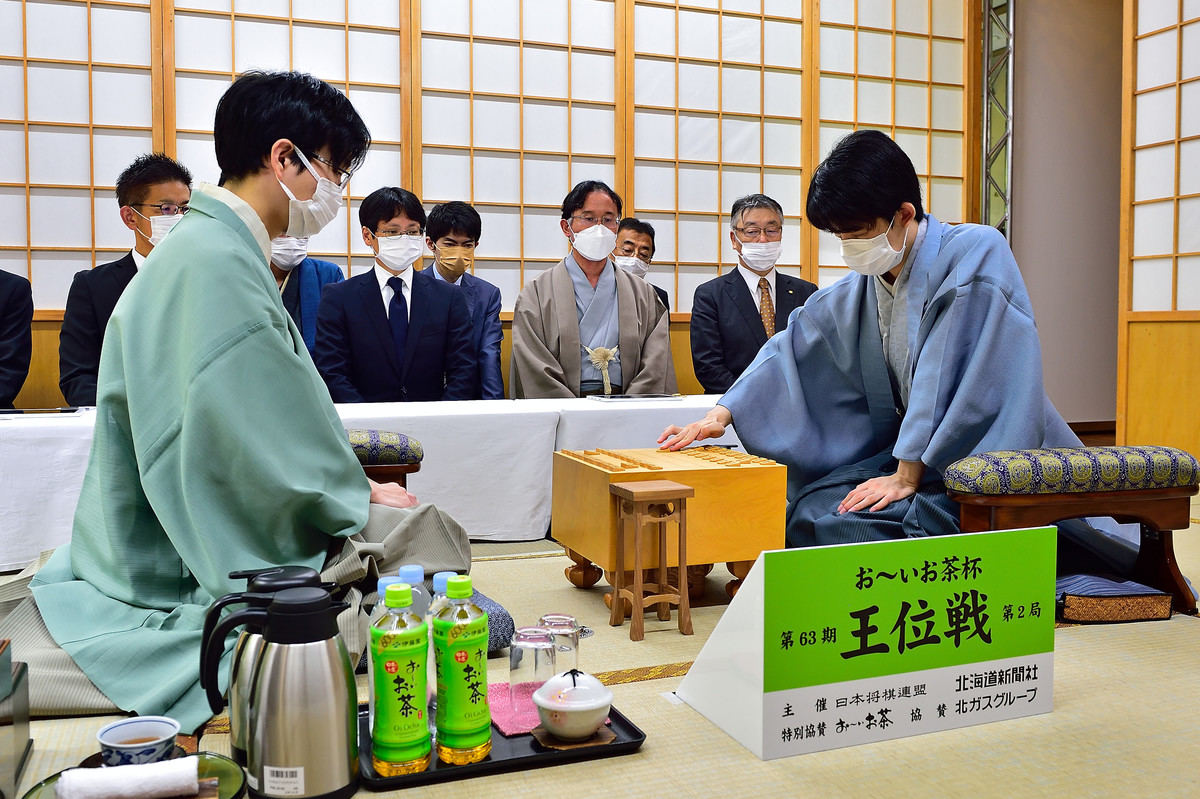 初手を着手する藤井王位（右）（提供：日本将棋連盟）