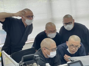 【チーン】エクセルを教わる5人の僧侶。パソコンの前で悩む姿に「か、かわいい〜〜〜〜‼‼‼」「さっぱりわかってなさそう」「絵面強すぎ」と大反響