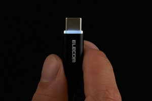 エレコム、手元を照らせるLEDライト付きUSB-C／Lightningケーブル