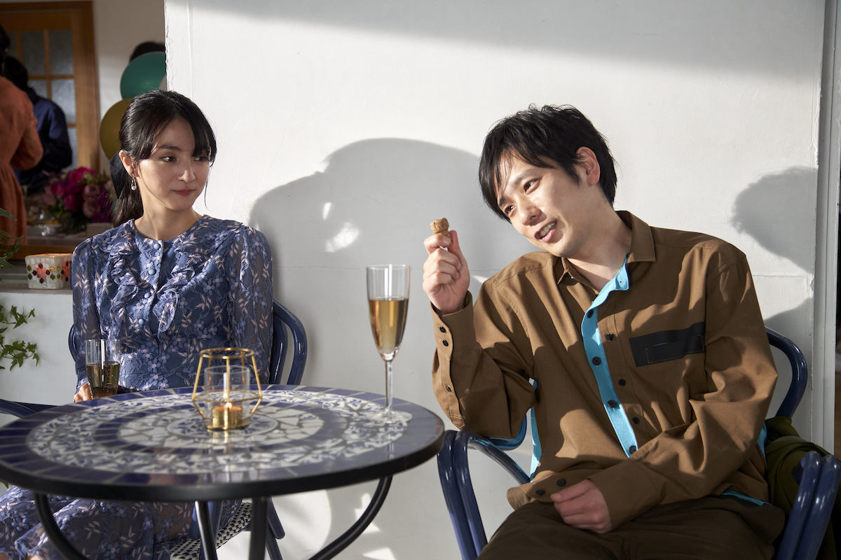 左から満島ひかり、二宮和也