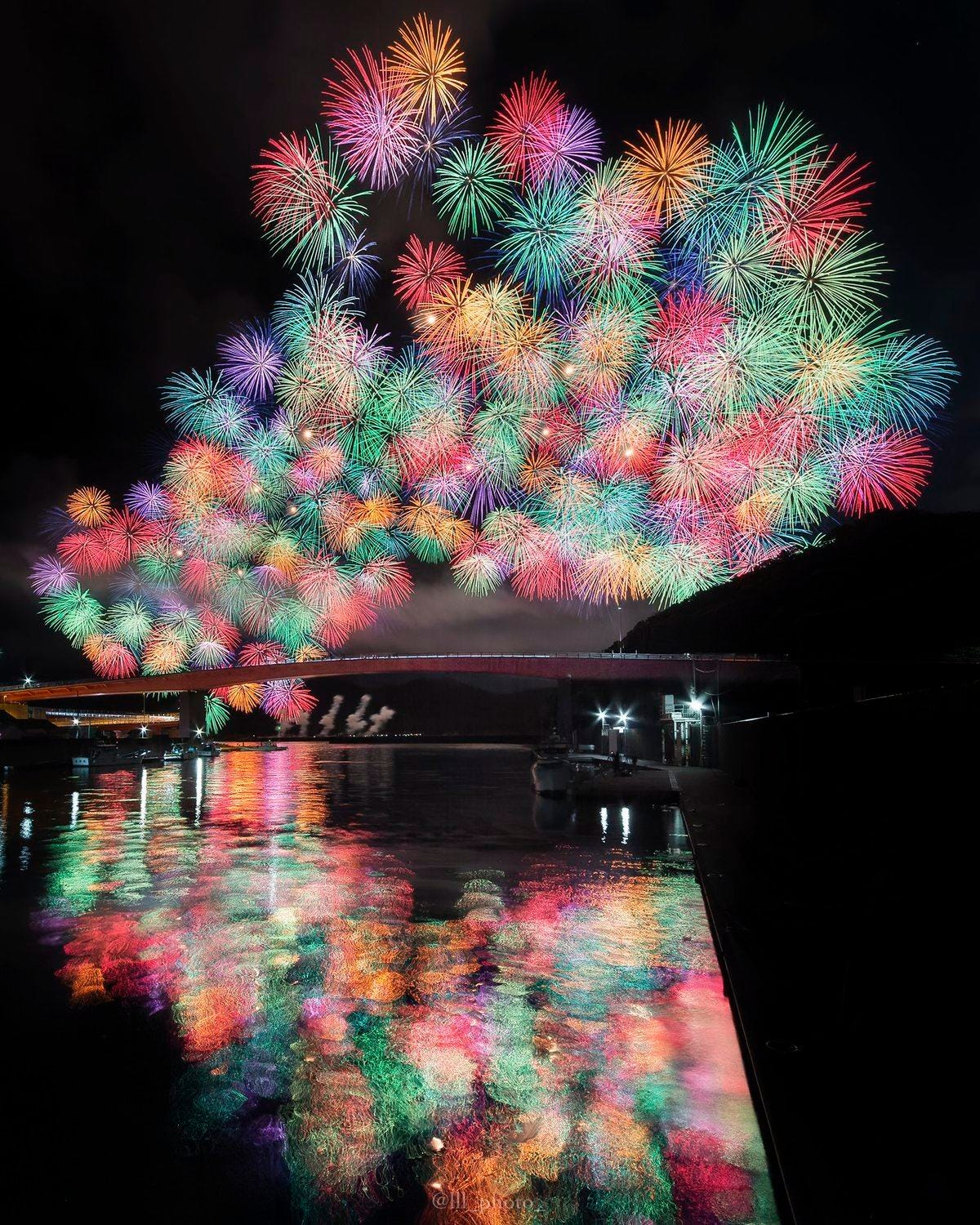 まるで万華鏡 美しすぎる満開の花火写真にツイッターで感動の嵐 涙出てくる 死ぬ前に一回は観ておきたい マイナビニュース