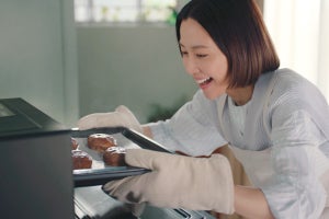 エプロン姿の木村佳乃さんがオーブンレンジ「EVERINO」を紹介！ 象印の新CM