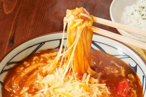 丸亀製麺、約242万食売れた「トマたまカレーうどん」が再復活!