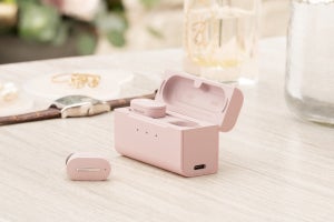シャープ、イヤホン型補聴器「メディカルリスニングプラグ」に新色ピンク