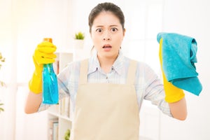 家で掃除を先延ばしにしてしまう場所ランキング、「窓のレール」と「エアコン内部」を抑えた1位は?