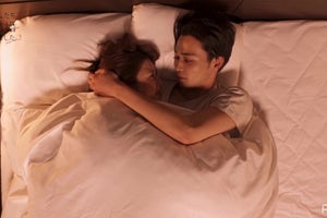 川島海荷&中田圭祐、ベッドで抱き合いキス　高橋みなみ「もうこのまま…」
