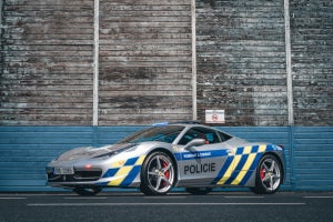 チェコ警察、没収したフェラーリをパトカーにしてしまう - 最高時速326キロ
