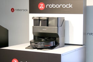 Roborockのロボット掃除機「S7 MaxV Ultra」、水拭きモップ洗浄・給水・ゴミ収集を全自動で行うドックが魅力的