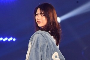 井手上漠、美脚もチラリ! 大きめパーカー×Tシャツでスポーティーに