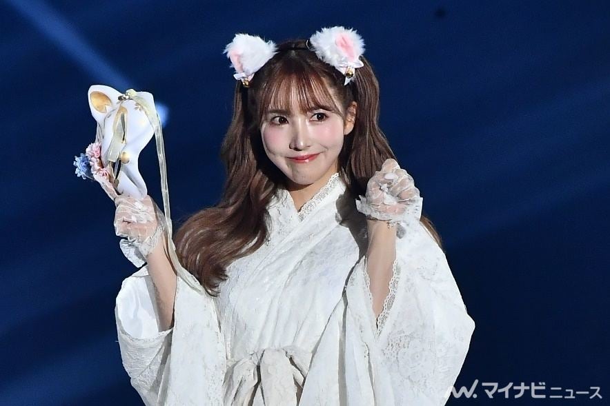 三上悠亜、猫耳コスプレで関コレ登場! キュートなポーズで観客魅了