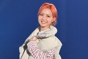 AKB48本田仁美、ショーパン×ブーツでスラリ美脚披露