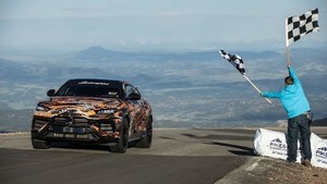 ランボルギーニ、新型「ウルス」でSUVのヒルクライムレース新記録を樹立