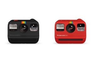世界最小アナログインスタントカメラ「Polaroid Go」に新色ブラック&レッド