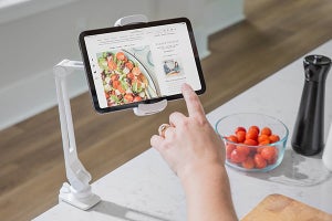 フォーカルポイント、2種類の方法で固定できるiPad用アームスタンド