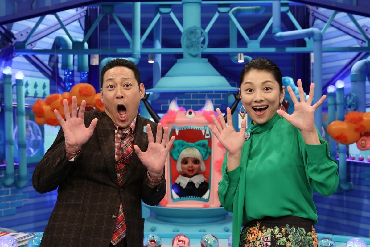 『芸能人が本気で考えた!ドッキリGP』MCの東野幸治(左)と小池栄子　(C)フジテレビ