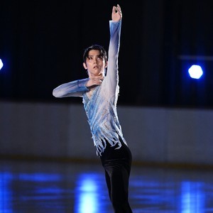 羽生結弦、プロ転向後テレビ初演技　豪雨被災者の少女を招待してアイスショー