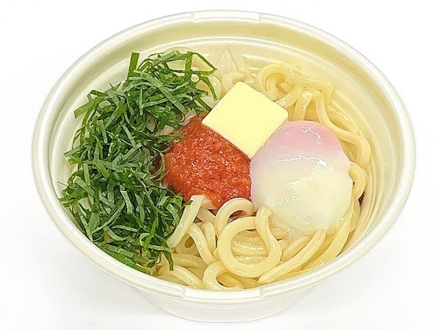 「まぜ麺 明太子と大葉の温たまバターうどん」(540円)