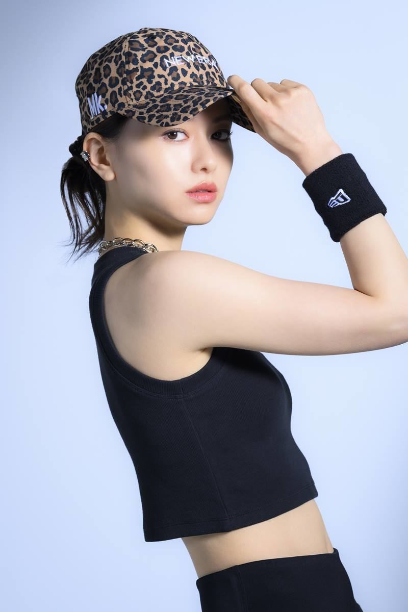 山本舞香、「NEW ERA」と初コラボ 男女ともに着用できるアイテム展開に