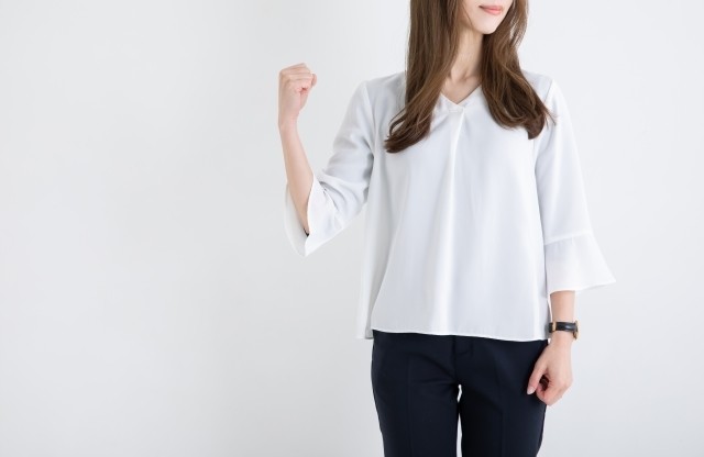 「瞠目」の対義語は「瞑目」「泰然」などです