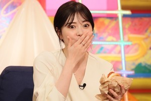 白石麻衣、特大ハンバーガーにかぶりつく「うん! おいしぃー!!」