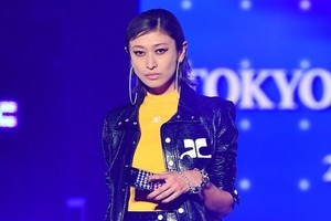 山田優、ミニスカ×ブーツで美脚披露「強い女のイメージ」 TGCサプライズ登場