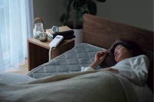 パナソニック、就寝中の快適な温度を自動調整する暖房敷きパッド