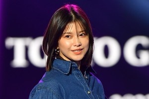 渡邉理佐、櫻坂46卒業後初ランウェイ　上下デニムで美貌放つ