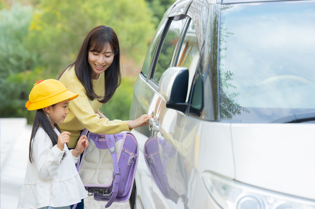 子どもの送り迎え、何歳まで必要? 大変だと思うこと1位は悪天候時：マピオンニュース