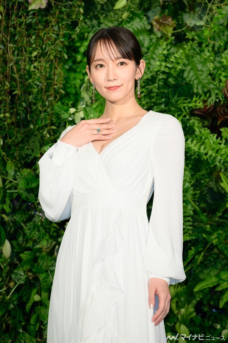 吉岡里帆 ジュエリー 人気 谷間