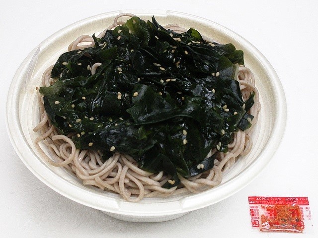 「鰹だし引き立つわかめ二八そば」(421円)