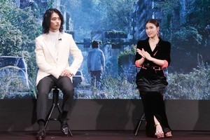 山崎賢人＆土屋太鳳、『今際の国のアリス』のセットに驚き「不気味な生命力を感じた」