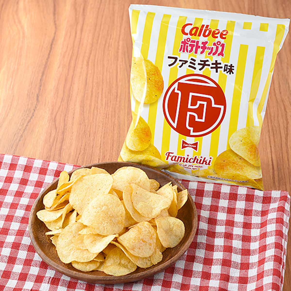 「カルビー　ポテトチップスファミチキ味」(168円)